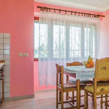 Cozy Apartment In Vrsar With Kitchen Exterior foto