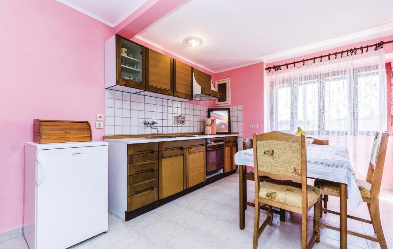 Cozy Apartment In Vrsar With Kitchen Exterior foto